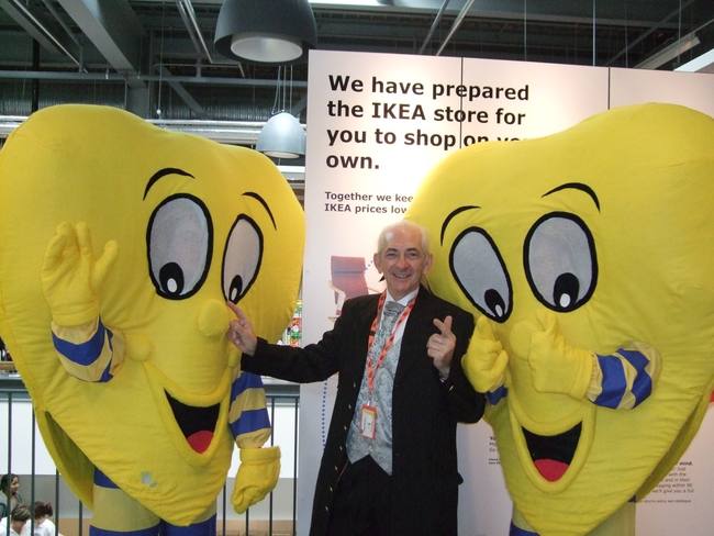 Pat Fallon performing promotional magic at a commercial event